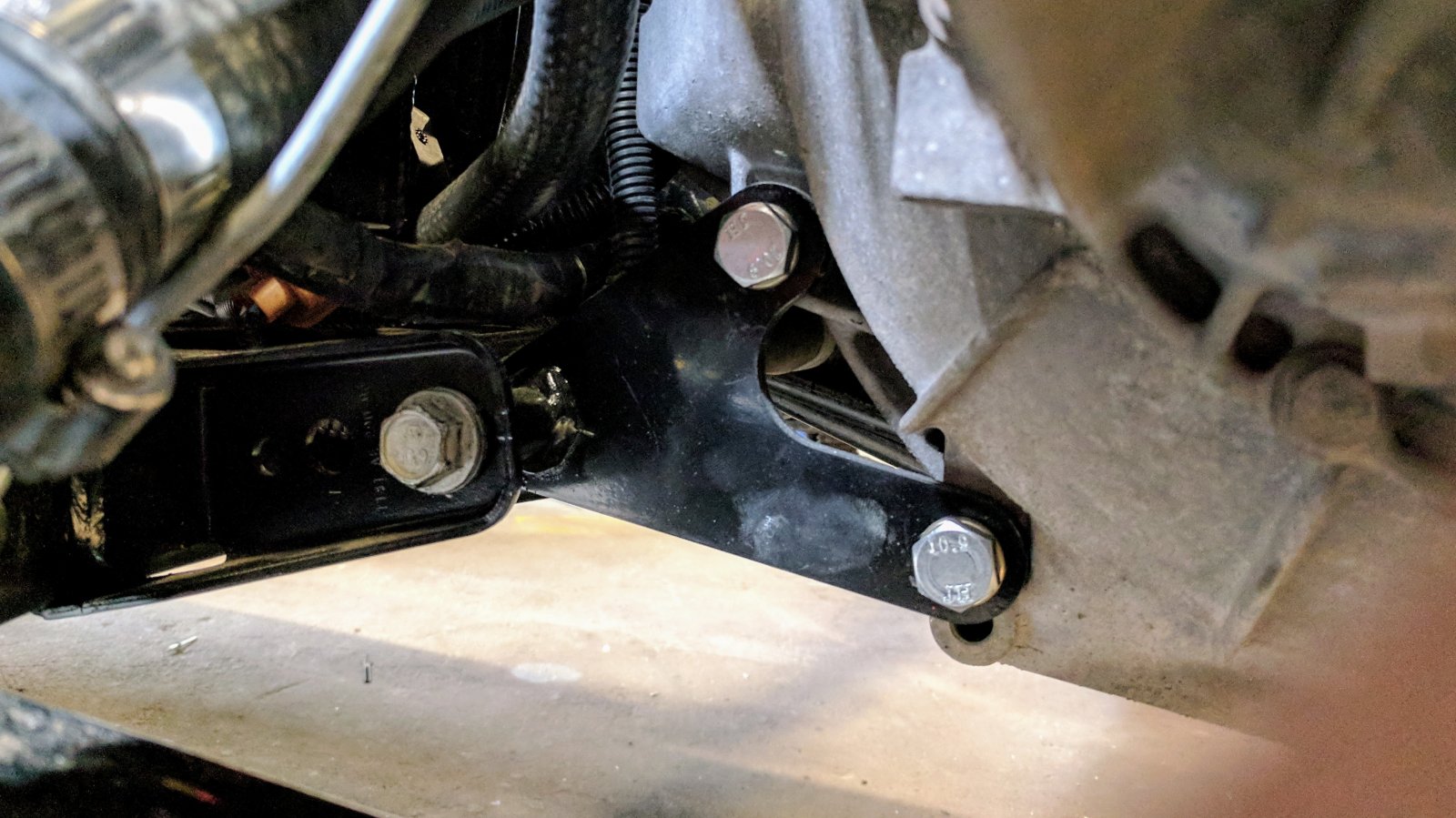 Скільки часу займає заміна несправного кріплення трансмісії?